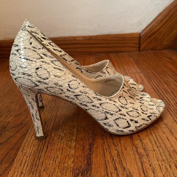 Tahari Beige Walden Snakeskin Print Peep Toe Slip On Heels Pumps - Picture 5 of 10